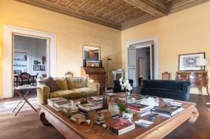 un soggiorno con divano e tavolino da caffè di Timeless Rome a Roma