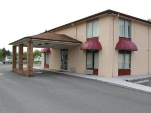 un edificio con tende rosse sul lato di Fincastle Motor Inn a Tazewell