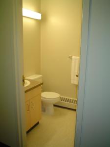 University of Alberta - Accommodation tesisinde bir banyo