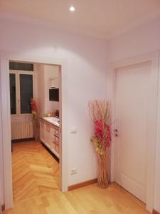 eine Küche mit zwei Blumenvasen in einem Zimmer in der Unterkunft Orchidea - Sanremo Apartments in Sanremo