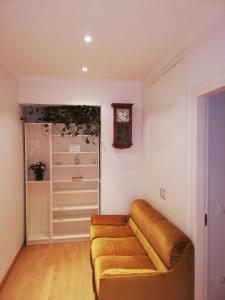 サンレモにあるOrchidea - Sanremo Apartmentsのリビングルーム(玄関前に茶色の革張りのソファ付)