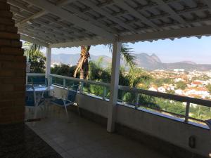 uma varanda com uma mesa e cadeiras e uma vista em Apartamento linda vista, 200 metros da praia de camboinhas em Niterói