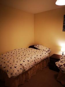 チェルトナムにあるRaf guest houseのベッドルーム1室(白い掛け布団付きのベッド1台付)