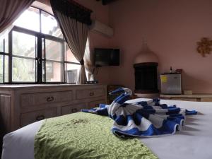 a bedroom with a bed with a dresser and a window at Villa Bonita Les Terrasses in Cuernavaca