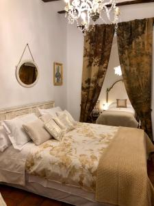 1 dormitorio con cama y lámpara de araña en Las 9 Candelas alojamiento en el centro de Yecla en Yecla