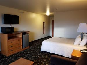 Postel nebo postele na pokoji v ubytování Grand View Inn & Suites