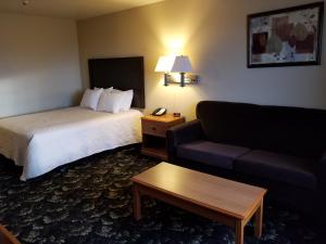 Postel nebo postele na pokoji v ubytování Grand View Inn & Suites