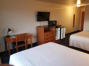 Postel nebo postele na pokoji v ubytování Grand View Inn & Suites