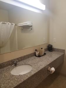 Koupelna v ubytování Grand View Inn & Suites
