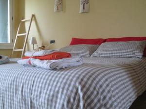 una camera da letto con un letto e asciugamani di B&B Casa Pascolone a Pegognaga