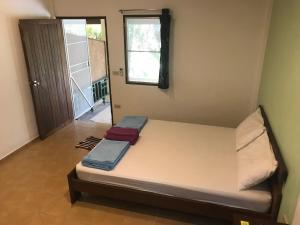 Łóżko lub łóżka w pokoju w obiekcie Lake View Bungalows