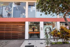 una tienda frente a un edificio con una puerta en Miraflores4Rent Alcanfores en Lima