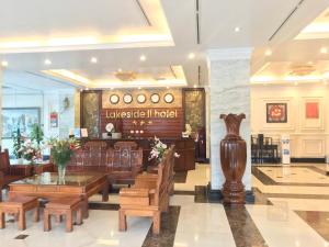 eine Lobby eines Hotels mit Tischen und Stühlen in der Unterkunft LakeSide 2 Hotel Nam Định in Như Thức
