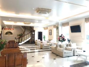 una gran sala de estar con sofás y una escalera. en LakeSide 2 Hotel Nam Định, en Như Thức