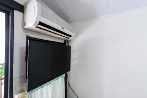 a room with a air conditioner on the wall at Hotel Flor Blanca in Manuel Antonio