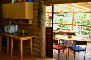 Una cocina con dos mesas y sillas y un patio. en La Argentina Complejo, en Villa Ciudad de América