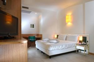 a hotel room with a bed and a flat screen tv at Elite Hotel & Spa in Mestre
