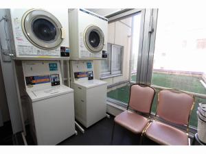 青森市にあるスマイルホテル青森の椅子2脚と機械付きの列車室