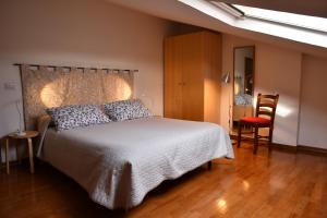 1 dormitorio con 1 cama, mesa y sillas en Camere Sotto le Stelle, en Umbertide