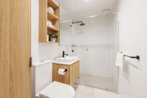 חדר רחצה ב-Ilixir Apartments by Ready Set Host