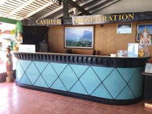 un bar in un ristorante blu di Koh Ngai Resort a Ko Ngai Altre 37 foto