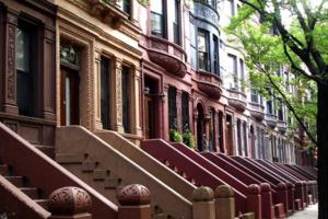 eine Reihe von Gebäuden in einer Stadtstraße in der Unterkunft Fully Furnished Entire Floor Apartment in Historic Harlem in New York