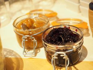 einem Lebensmittelprozessor mit Marmelade auf dem Tisch in der Unterkunft Wein Erlebnis Hotel Maimühle in Perl