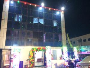 Un bâtiment avec des lumières de Noël en haut dans l'établissement Hotel Maurya Vihar Bodhgaya, à Bodh Gaya