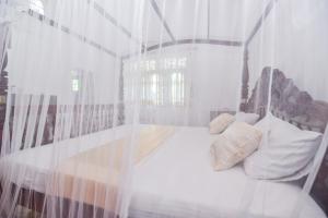 Ένα ή περισσότερα κρεβάτια σε δωμάτιο στο Simon's Lodge Hikkaduwa