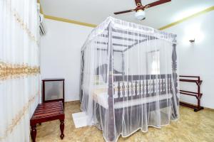 Ένα ή περισσότερα κρεβάτια σε δωμάτιο στο Simon's Lodge Hikkaduwa