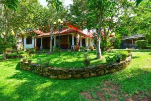 Κήπος έξω από το Simon's Lodge Hikkaduwa