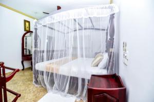 Ένα ή περισσότερα κρεβάτια σε δωμάτιο στο Simon's Lodge Hikkaduwa
