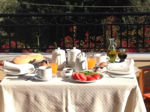 una mesa con un plato de comida y fruta. en Alexandraki Rooms, en Poulithra