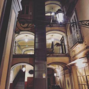 um corredor com escadas num edifício em Per Amor Duomo em Nápoles