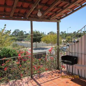 een balkon met uitzicht op een straat en bloemen bij Casa 61C -1º - Monte Fino - Monte Gordo in Vila Real de Santo António