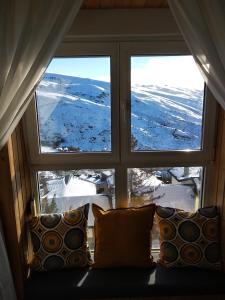 シエラネバダにあるAcogedor Estudio con Parking gratis - Stunning Viewsの雪の景色を望む部屋の窓