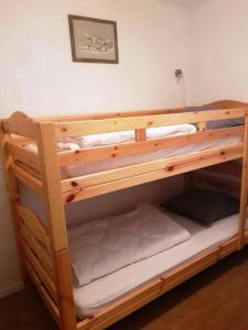 サン・ソルラン・ダルヴにあるAppartement Flocon, 2 chambresの木製の二段ベッドが備わる客室です。