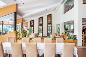 a dining room with white tables and chairs at Berksoy Hotel in Bergama