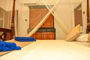 Una cama o camas en una habitación de Oriental Rest