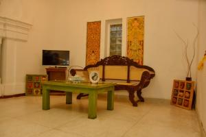 Una televisión o centro de entretenimiento en Oriental Rest
