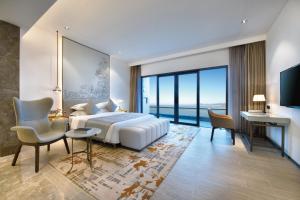 Ένα ή περισσότερα κρεβάτια σε δωμάτιο στο Sanya Rock Platinum Sea View Hotel +71 φωτογραφίες