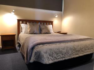 Ein Bett oder Betten in einem Zimmer der Unterkunft Te Anau Manapouri Lake Hotel