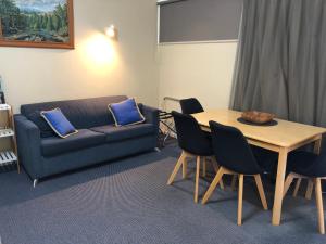 Ein Sitzbereich in der Unterkunft Te Anau Manapouri Lake Hotel