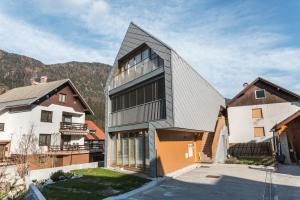 克拉尼斯卡戈拉Auredius Deluxe Apartment的当代风格的房屋设有黑色屋顶