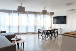 sala de estar con mesa y sillas en Auredius Deluxe Apartment en Kranjska Gora