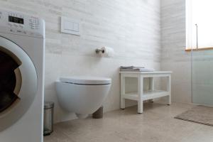 克拉尼斯卡戈拉Auredius Deluxe Apartment的带卫生间和洗衣机的浴室 更多12张照片