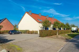 una casa con un'auto parcheggiata in un vialetto di Ferienwohnung Seeterrassen a Dewichow