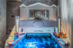 a bed with a pool in the middle of a room at Hotel Butterfly in Torre del Lago Puccini