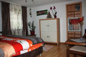 ein Schlafzimmer mit einem Bett und einem weißen Schrank in der Unterkunft Ferienwohnung Fam. Höhn in Kappel-Grafenhausen