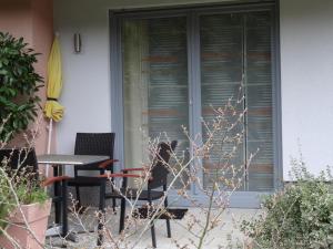 ヴェルニゲローデにあるFerienwohnung Am Wildmeisterwegの家の玄関の椅子